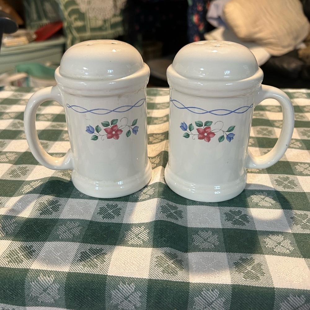 Vintage Phaltzgraff Ceramic stove, top Salt and Pepper Shakers in Bonnie Brea.